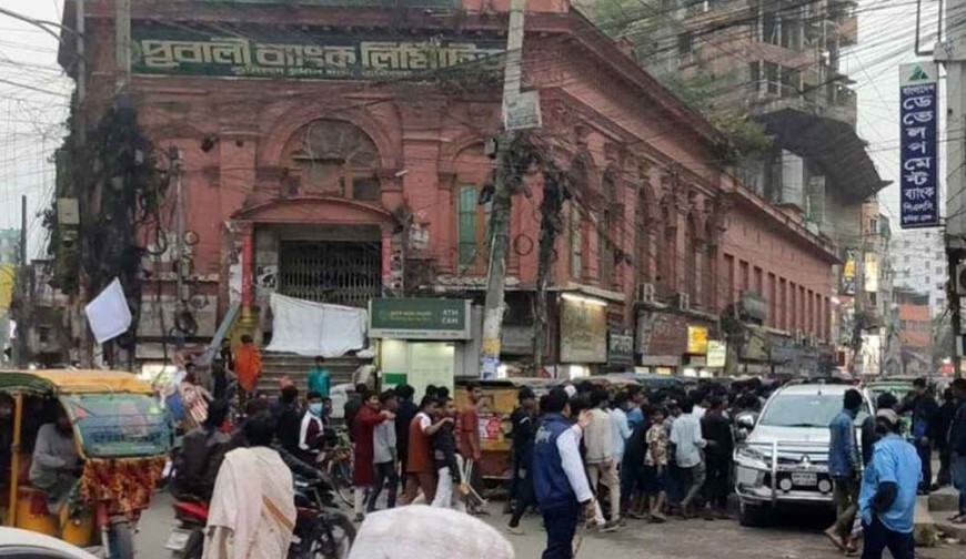 কুমিল্লায় প্রকাশ্যে কিশোর গ্যাংয়ের অস্ত্রের মহড়া, ককটেল বিস্ফোরণ