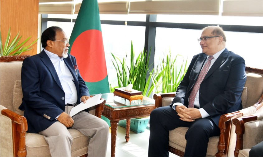 জনপ্রশাসন উপদেষ্টার সাথে পাকিস্তানি হাইকমিশনারের সাক্ষাৎ