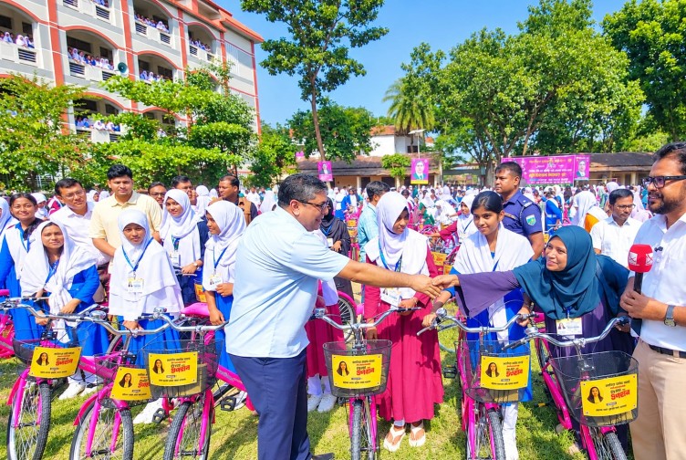 জাইমা রহমানের জন্মদিনে ৫৪৮ ছাত্রীর হাতে বাইসাইকেল দিলেন প্রতিমন্ত্রী মীর শাহে আলম