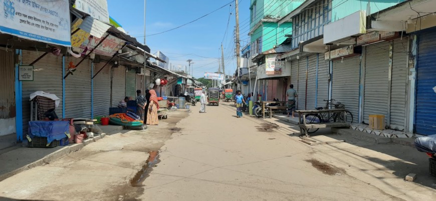 মনপুরায় সরকারি ভিটা বরাদ্দের প্রতিবাদে বাজার বন্ধ রেখে ব্যবসায়ীদের ধর্মঘট, কমিশনারের সামনে বিক্ষোভ