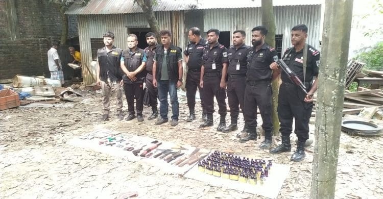নরসিংদীতে পরিত্যক্ত ঘরে অস্ত্র-মাদকসহ সাড়ে ১০ লাখ টাকা উদ্ধার