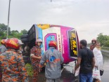 ঢাকা-মাওয়া এক্সপ্রেসওয়েতে নিয়ন্ত্রণ হারিয়ে বাস উল্টে আহত যাত্রী