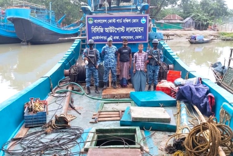 লালমোহনে অবৈধ আর্টিসানাল ট্রলিং বোট ও জালসহ আটক ২