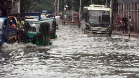 ভোরের টানা বৃষ্টিতে জলাবদ্ধ রাজধানী, হাঁটু থেকে কোমরসমান পানিতে জনদুর্ভোগ