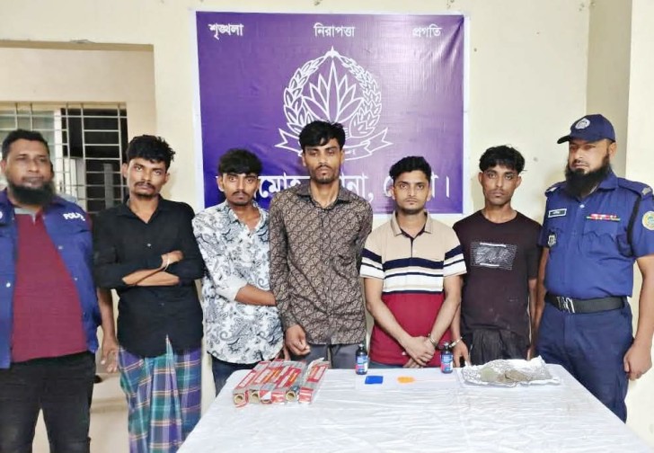 লালমোহনে ইয়াবা, গাঁজা ও ফেন্সিডিলসহ আটক ৫