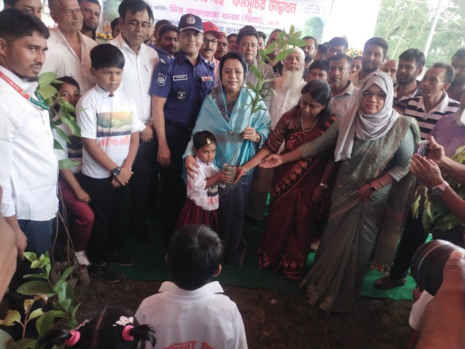 মানিকগঞ্জে ‘একটি শিশু, একটি গাছ’ কর্মসূচির উদ্বোধন করলেন পর্যটনমন্ত্রী আফরোজা খানম