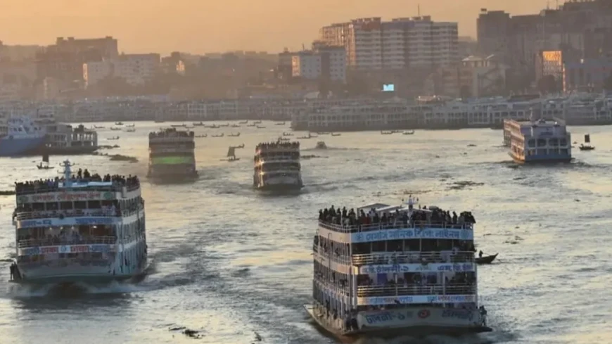 সদরঘাটে লঞ্চের ধাক্কায় ট্রলারডুবি, নিখোঁজ ২