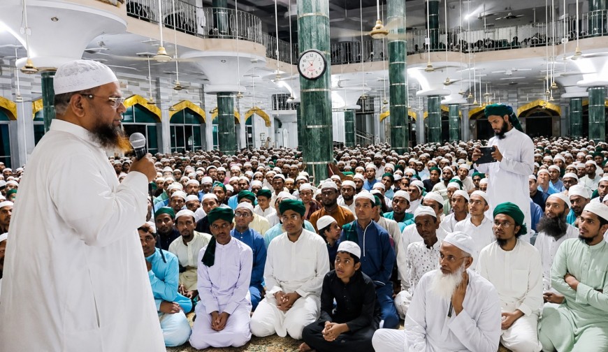 চরমোনাইয়ে প্রতিষ্ঠাতা আমীরের কবর জিয়ারত, ছাত্রদের কাছে দোয়া চাইলেন মহাসচিব