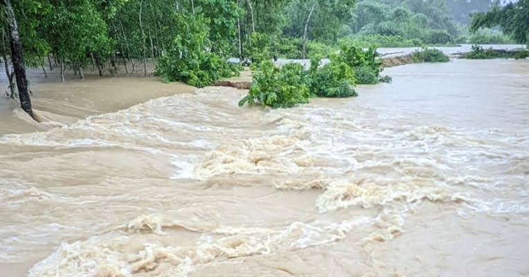 ভারী বৃষ্টি ও পাহাড়ি ঢলে ১৫ জেলায় বন্যার শঙ্কা