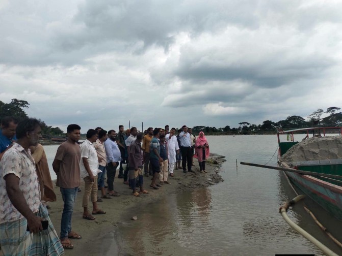 ঈশ্বরগঞ্জে মোবাইল কোর্টে জব্দকৃত দুই বালুভর্তি ট্রলার ছিনতাই