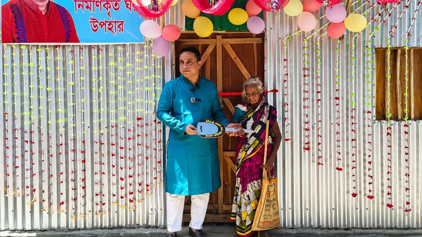 ভিক্ষুকের ৭০ টাকার ভালোবাসার প্রতিদান, নতুন ঘর উপহার দিলেন এমপি