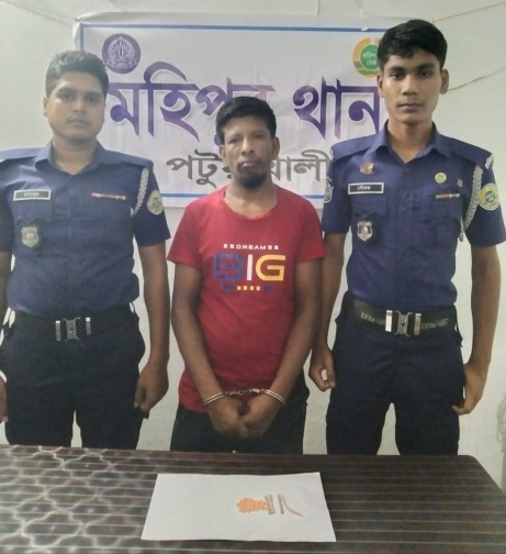 মহিপুরে ৯৩ পিস ইয়াবাসহ মাদক ব্যবসায়ী গ্রেপ্তার, পলাতক ২