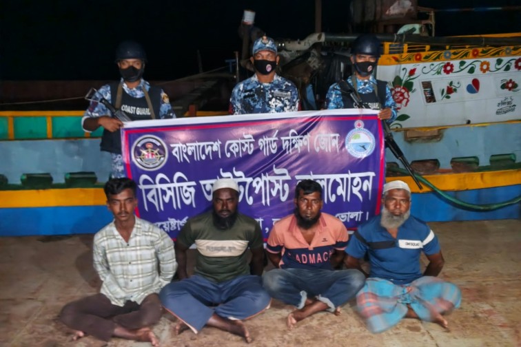 লালমোহনে অবৈধভাবে বালু উত্তোলন, ড্রেজারসহ আটক ৪