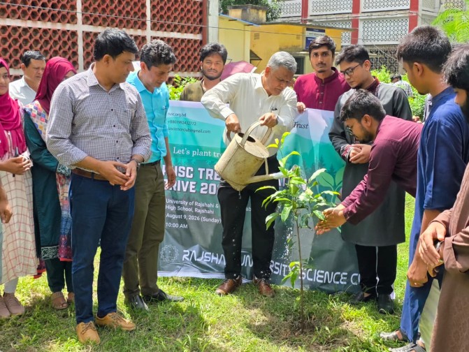রাবি সায়েন্স ক্লাবের বৃক্ষরোপণ কর্মসূচিতে চারা রোপণ করলেন উপাচার্য