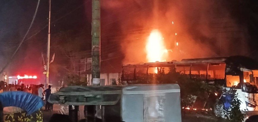 ময়মনসিংহের মাসকান্দায় দাঁড়িয়ে থাকা বাসে আগুন