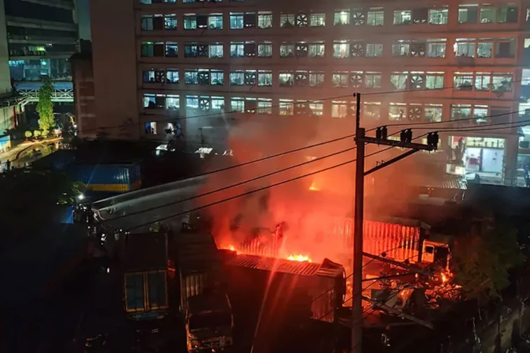আশুলিয়ায় পোশাক কারখানায় আগুন, দগ্ধ ৩০ শ্রমিক