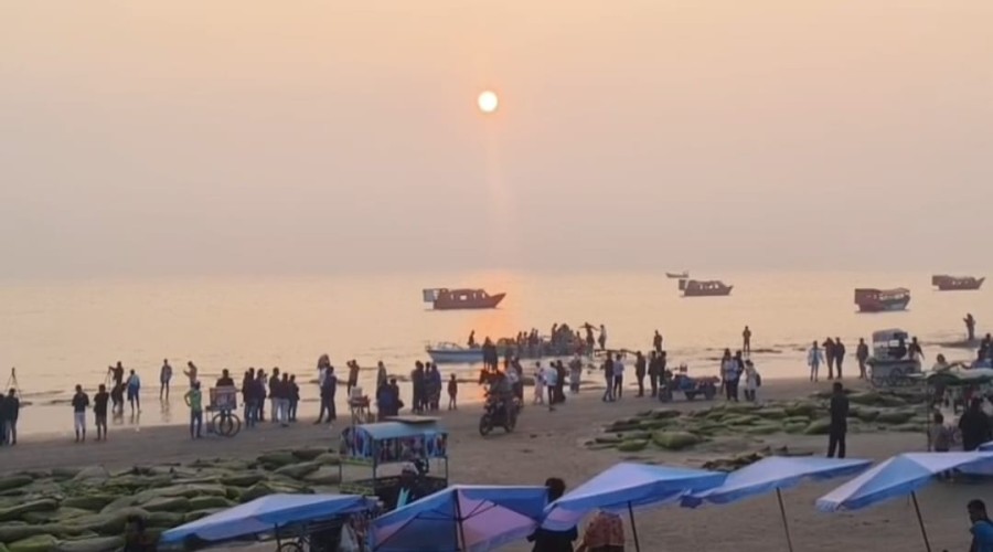বছরের প্রথম সূর্যোদয় দেখতে কুয়াকাটায় পর্যটকদের ভিড় -সুজন মৃধা, কলাপাড়া (পটুয়াখালী) প্রতিনিধি।